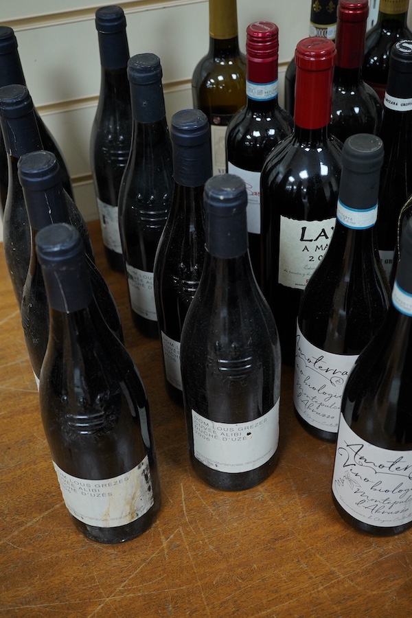 Twenty two bottles of mixed mostly Spanish and Italian wine to include Lan A Mano Rioja 2014, Casillero Del Diablo and Chianti Riserva 2019. Condition - fair to good, storage history unknown